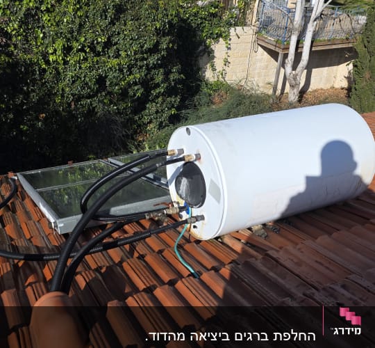דוד שמש מותקן על גג רעפים